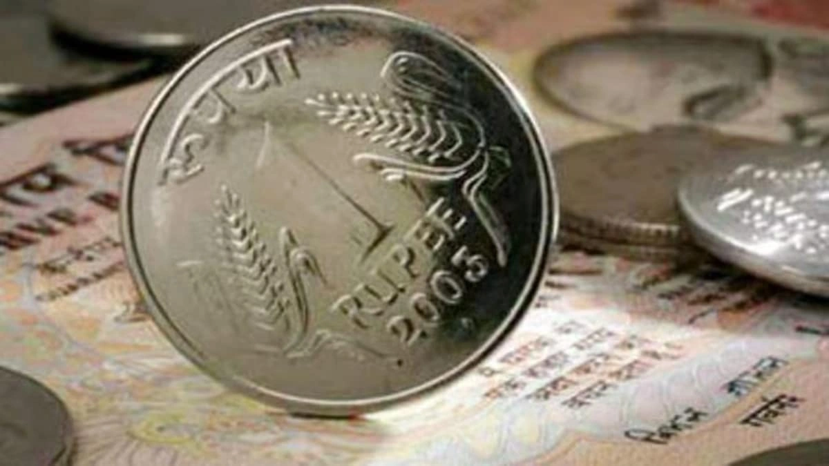 Rupee Strengthens Against US Dollar in Early Trading